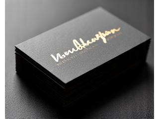 Biglietto da visita di lusso con dettagli calligrafici e laminazione oro